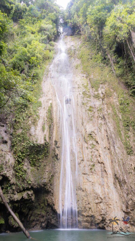 Vertical photo of the full length of cangbangag falls