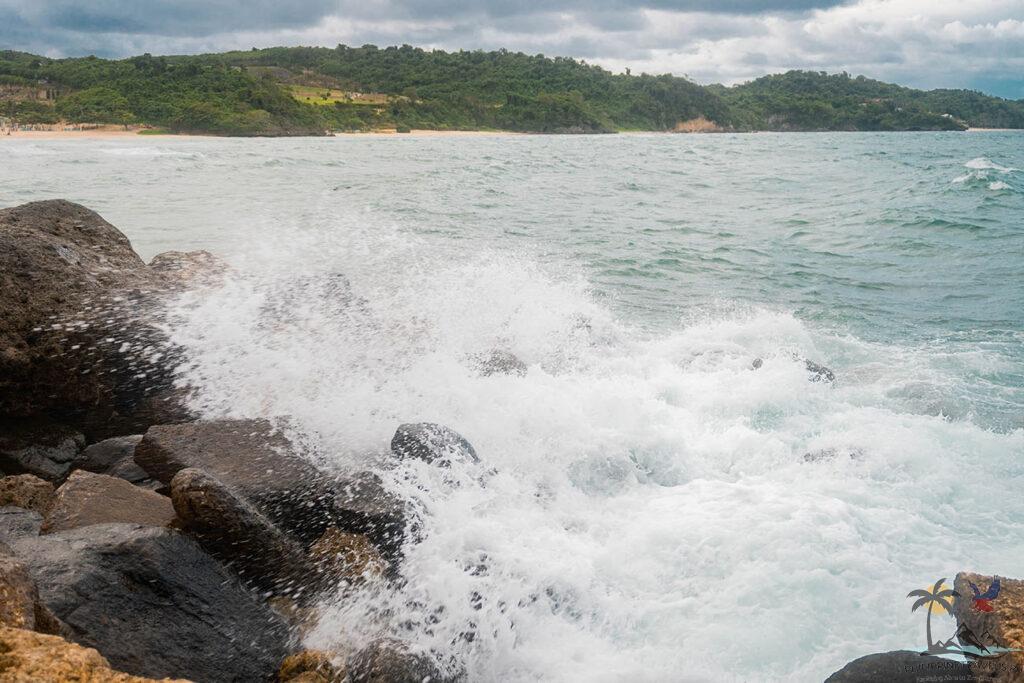 Waves crashing in Ilig-Ilagan beach